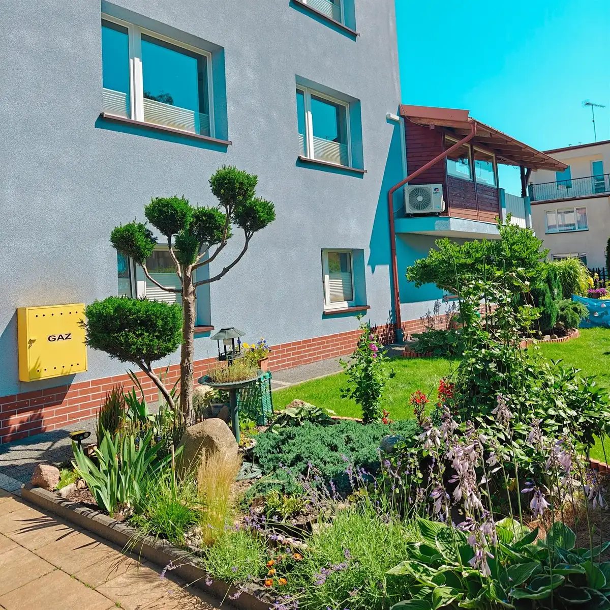 Budynek Pokoje u Ireny w Ustce z balkonami i zadbanym ogrodem