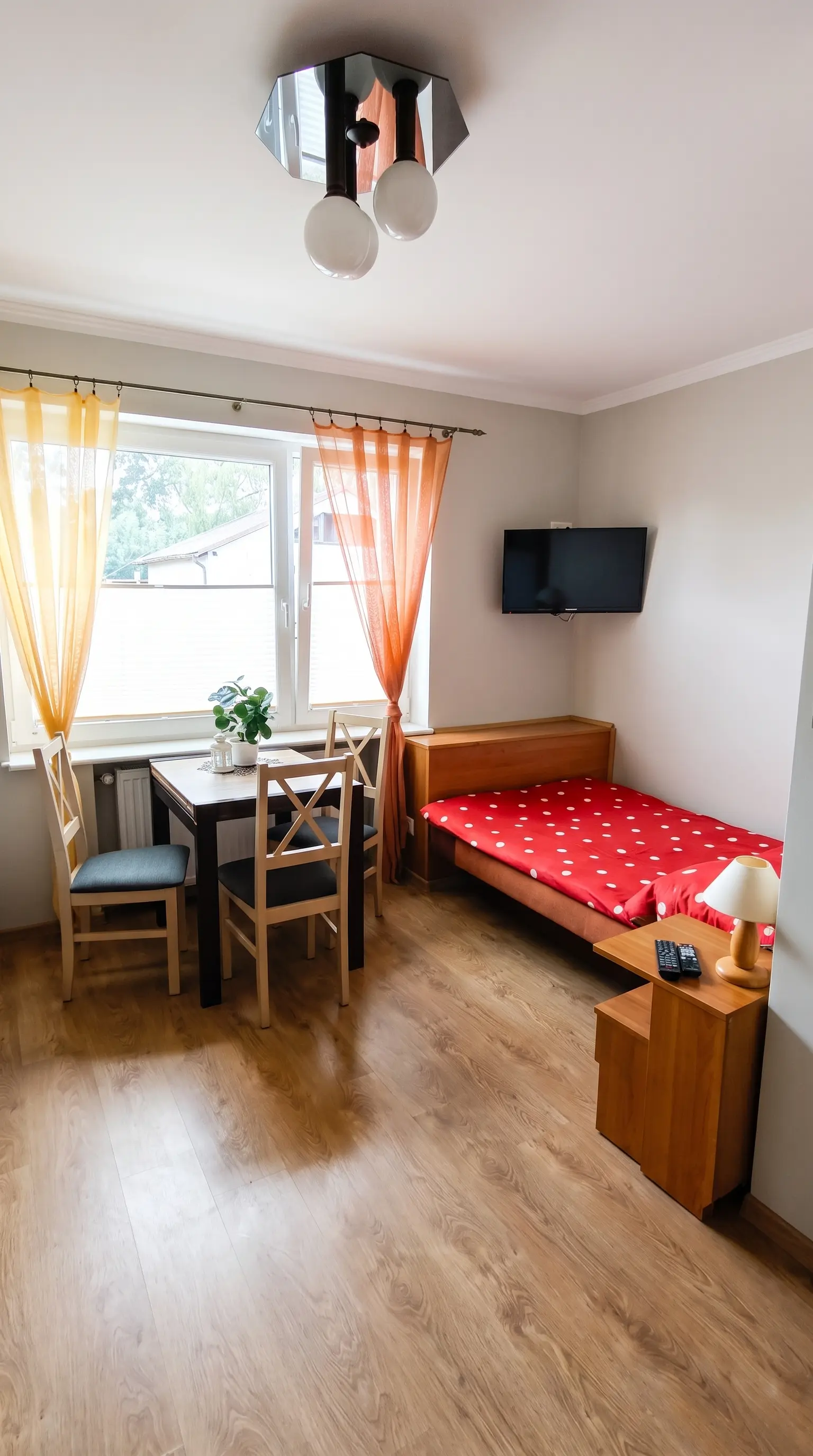 Pokój nr 7 trzyosobowy z prywatną łazienką w Pokojach u Ireny w Ustce